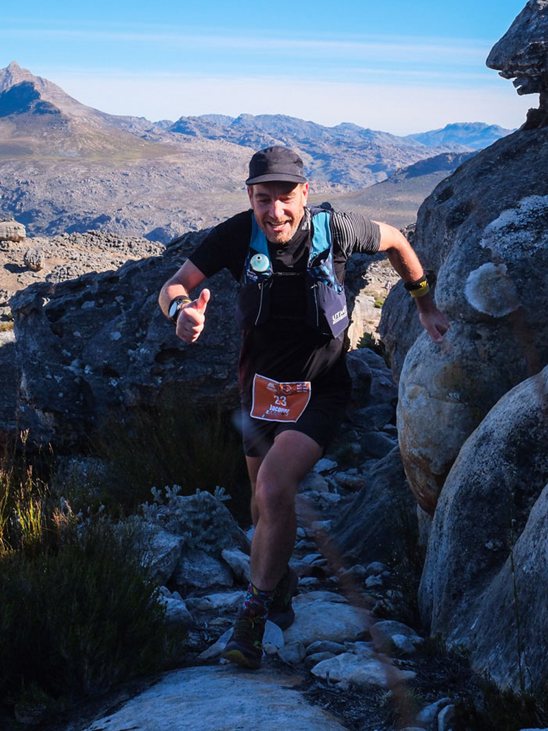 Alergător de trail echipat AONIJIE